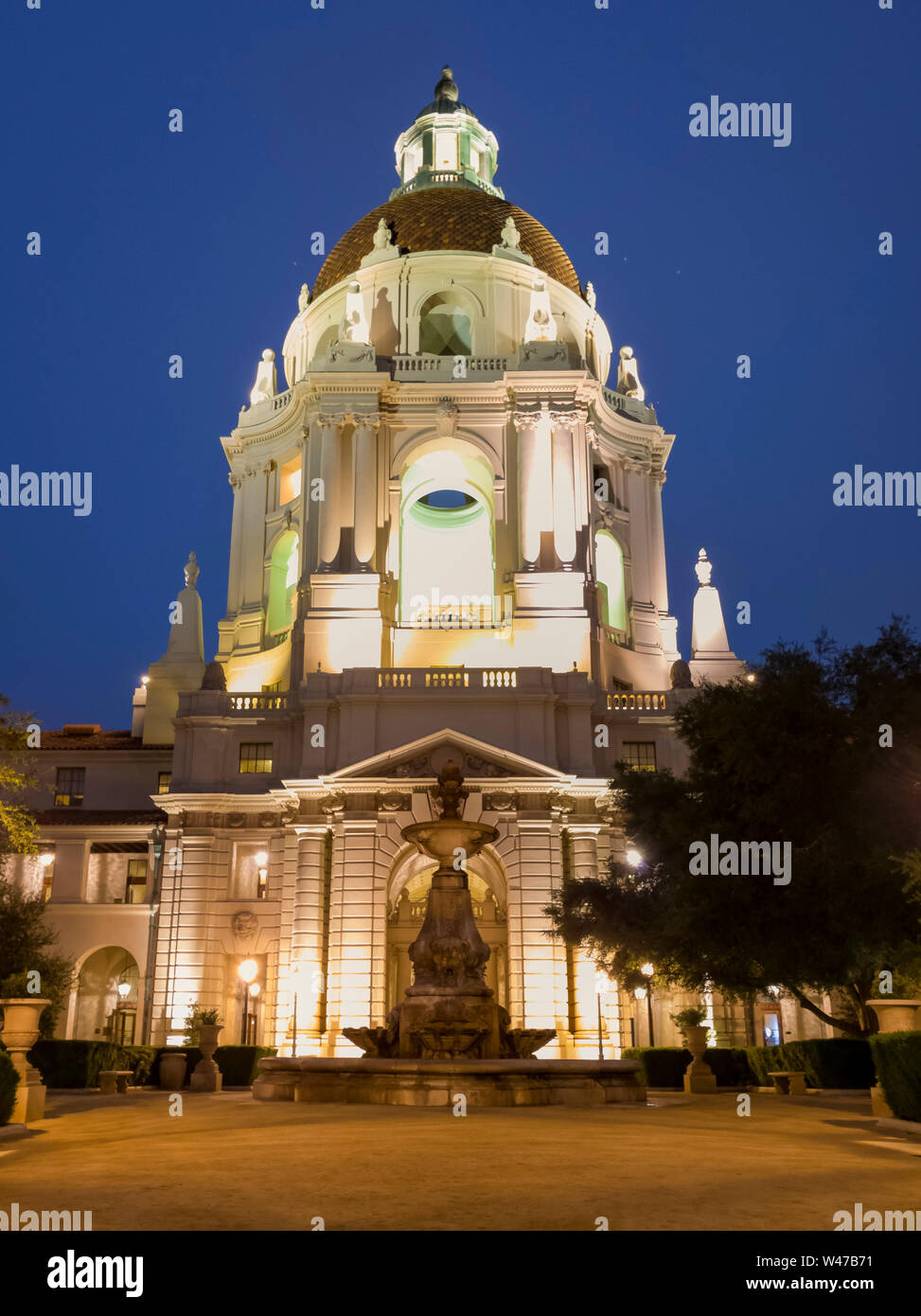 Vista notturna di Pasadena city hall presso il Los Angeles County, California Foto Stock