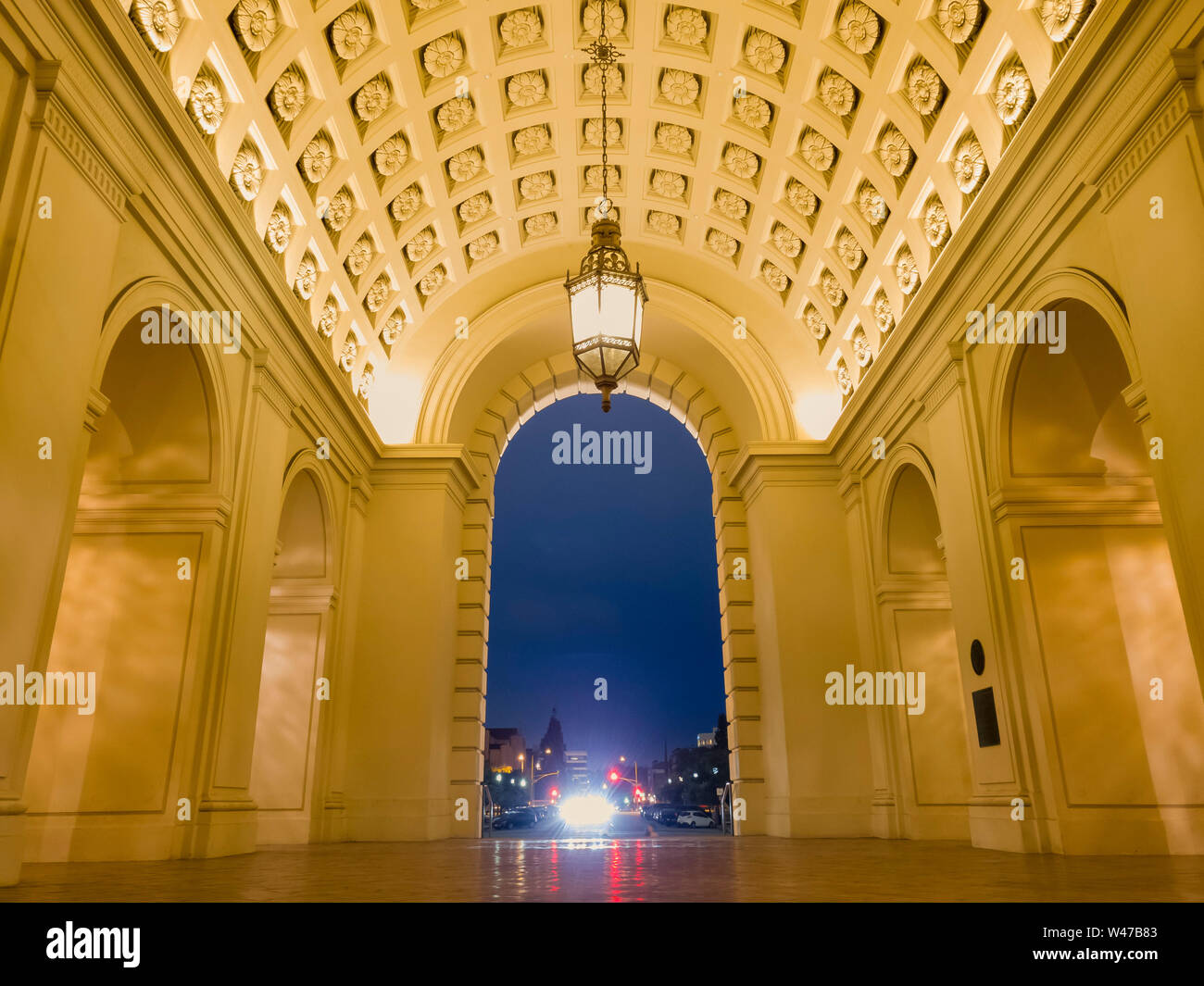 Vista notturna di Pasadena city hall presso il Los Angeles County, California Foto Stock