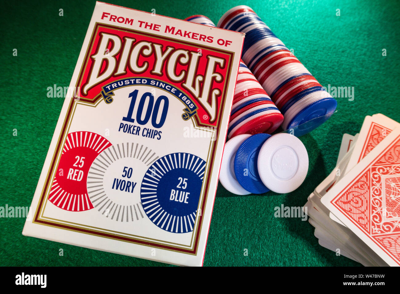 Ancora in vita il marchio di biciclette Poker chips e mazzo di carte su un feltro verde gioco di scheda Tabella, STATI UNITI D'AMERICA Foto Stock