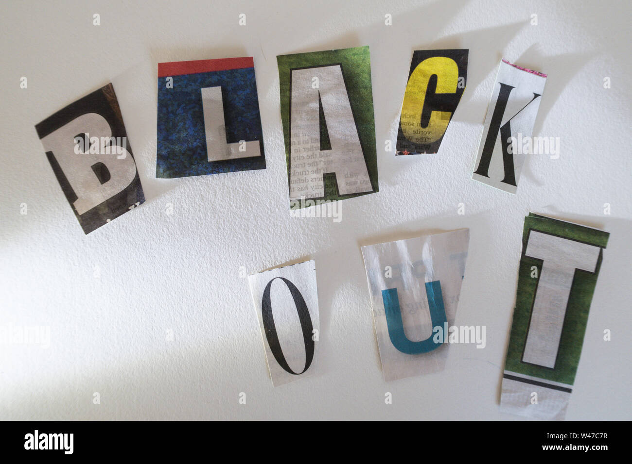 Le parole nero su una bacheca con taglio-fuori la carta lettere di riscatto nota tipografia di effetto Foto Stock