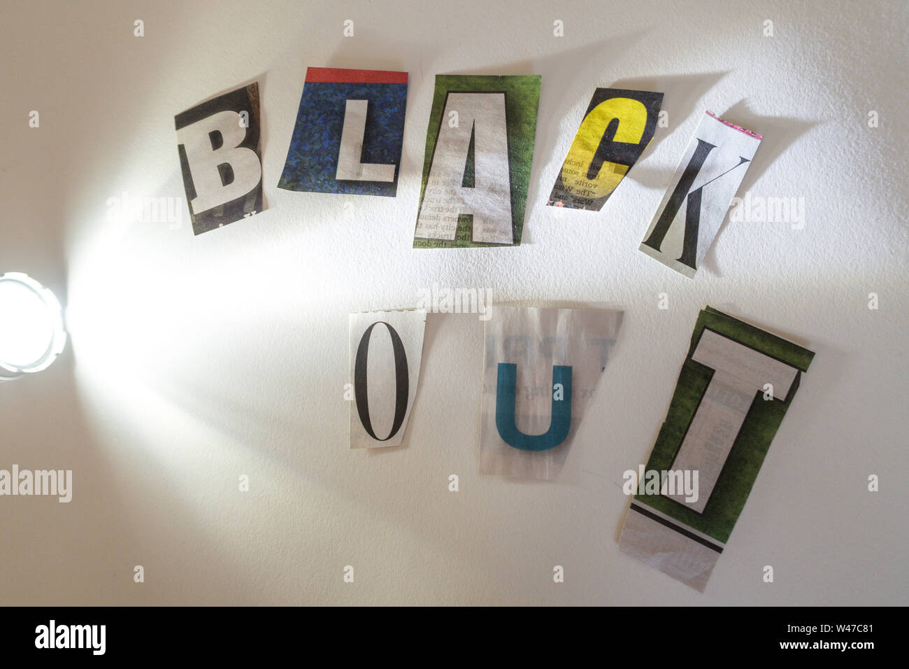 Le parole nero su una bacheca con taglio-fuori la carta lettere di riscatto nota tipografia di effetto Foto Stock