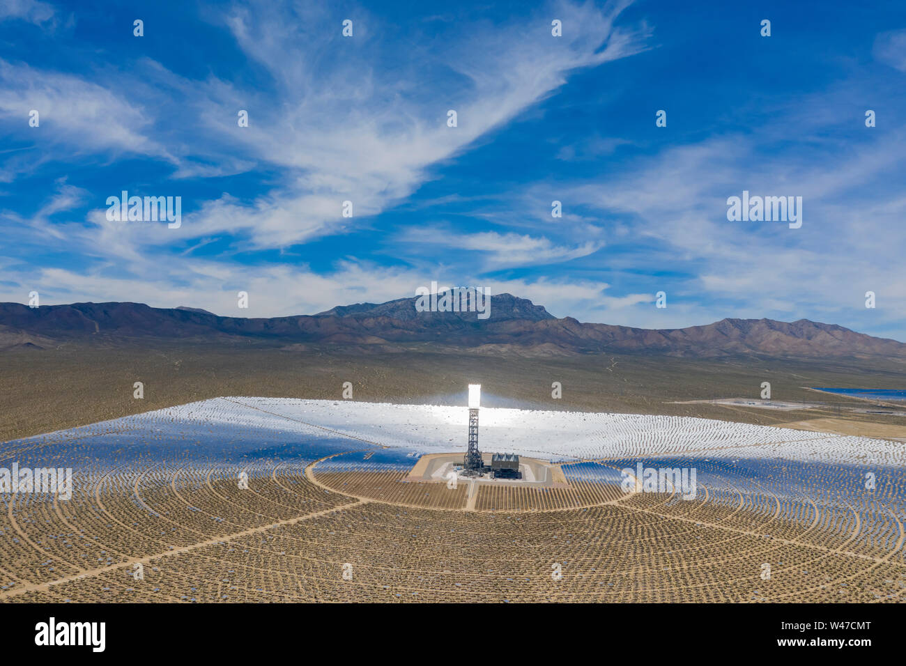 Vista aerea della torre solare del Ivanpah Solar Electric Impianto di generazione in California Foto Stock