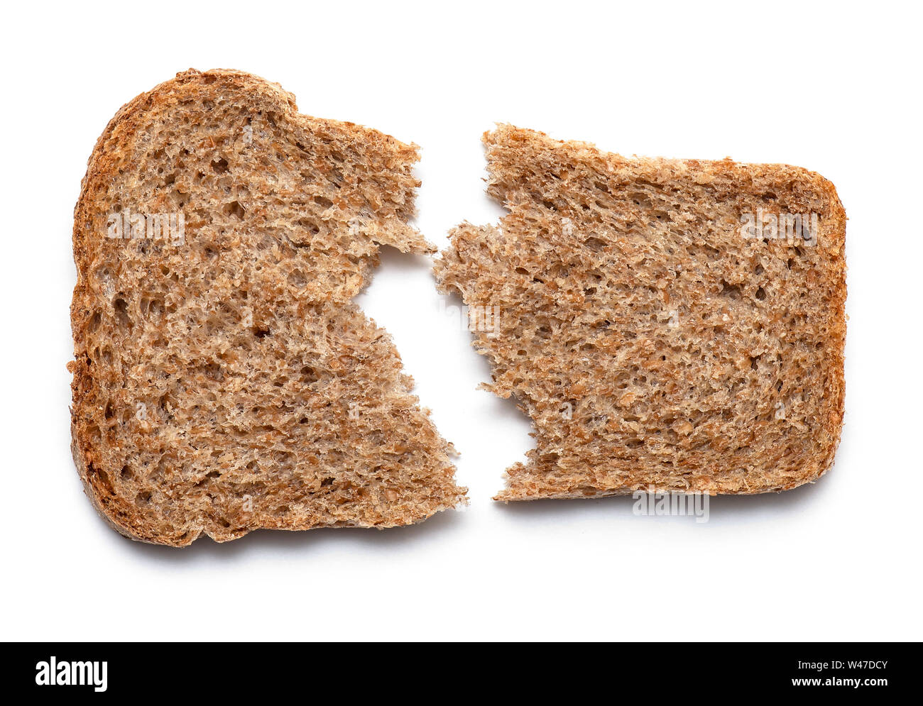 Vista dall'alto di sbriciolato multi grano pane marrone isolati su sfondo bianco Foto Stock