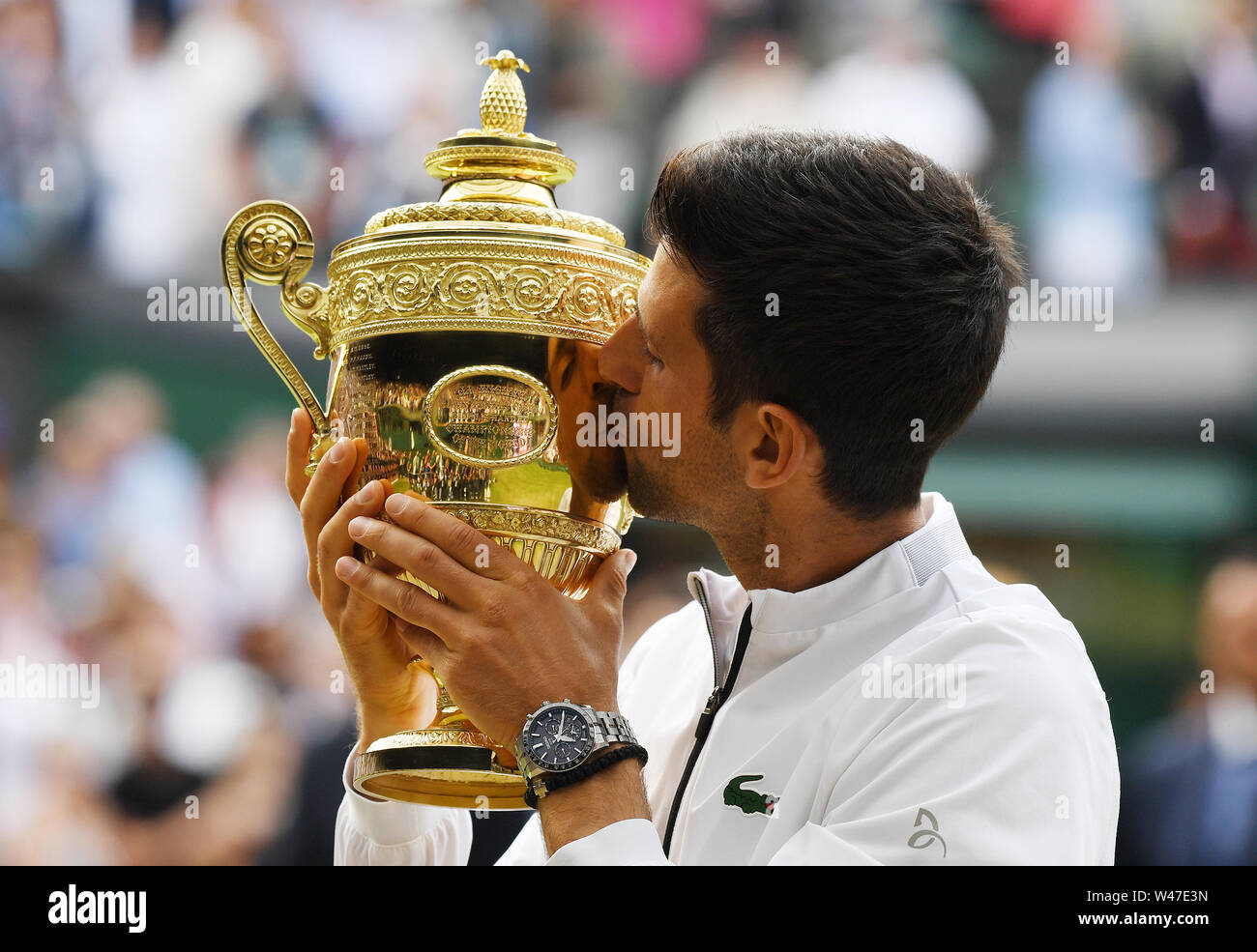 Djokovic wimbledon trophy immagini e fotografie stock ad alta risoluzione -  Alamy