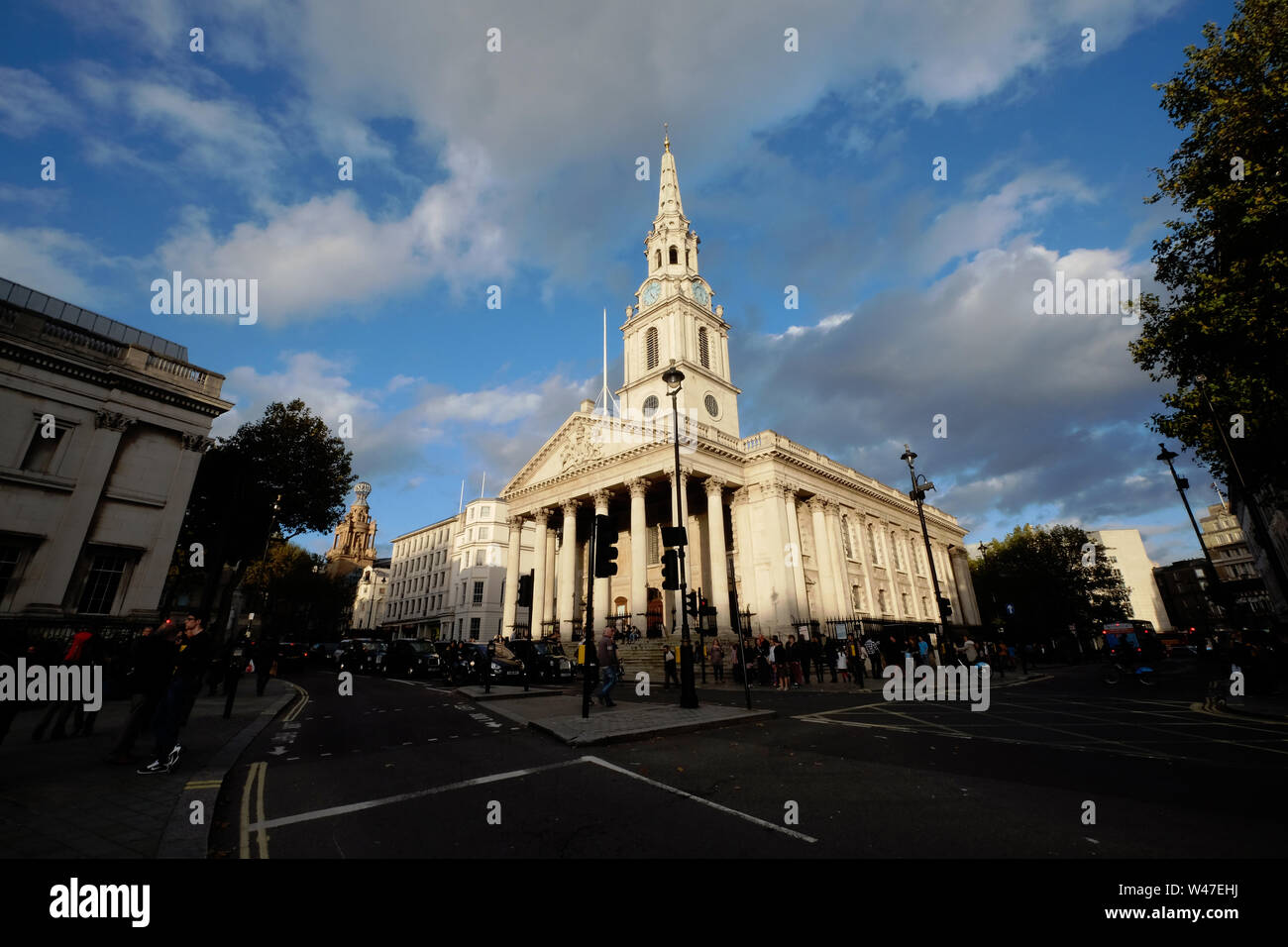 St Martin nei campi pomeriggio di sole vicino a Trafalgar Square a Londra, Inghilterra, Regno Unito Foto Stock