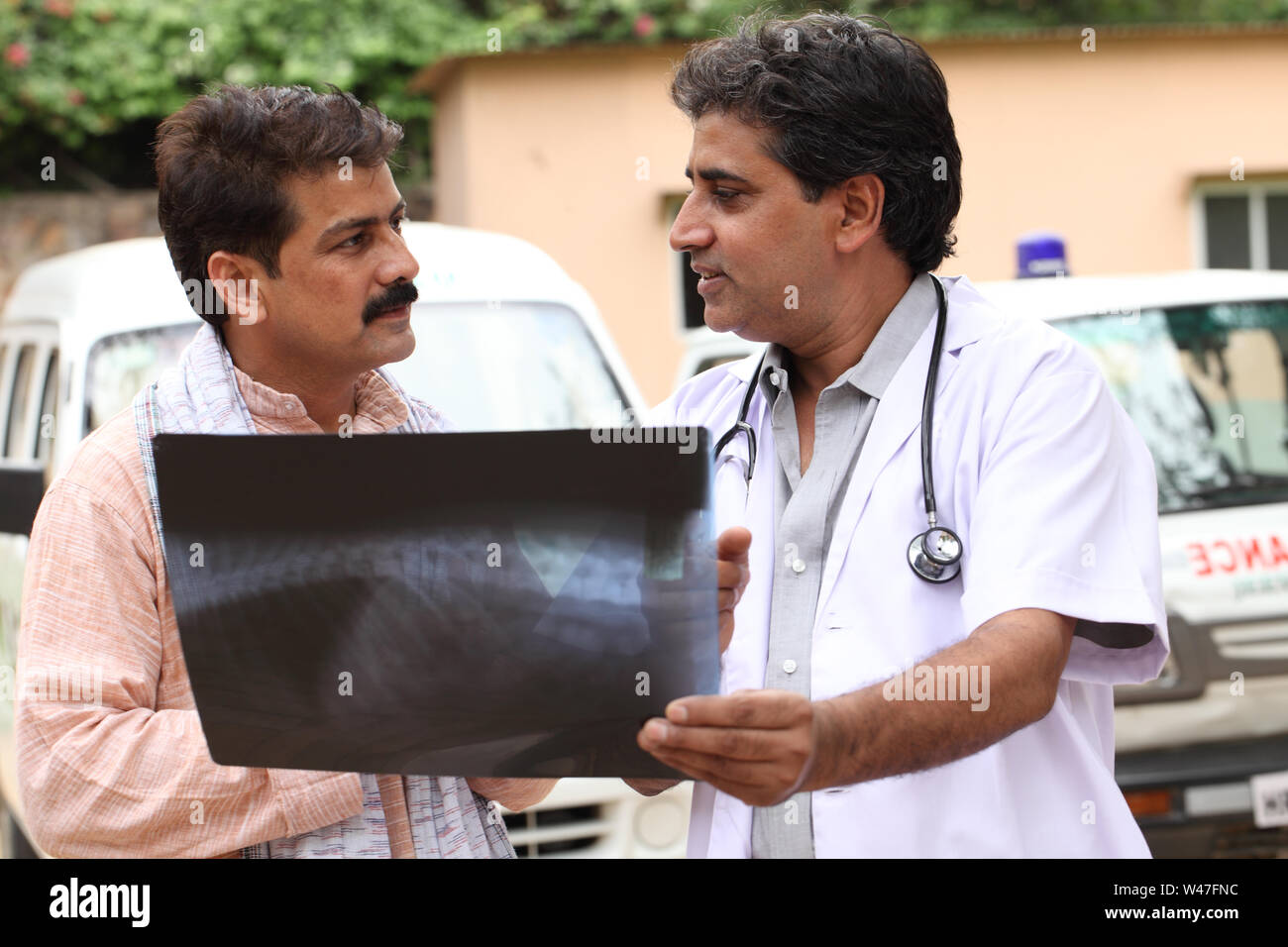 Paziente con consulenza medico maschio Foto Stock