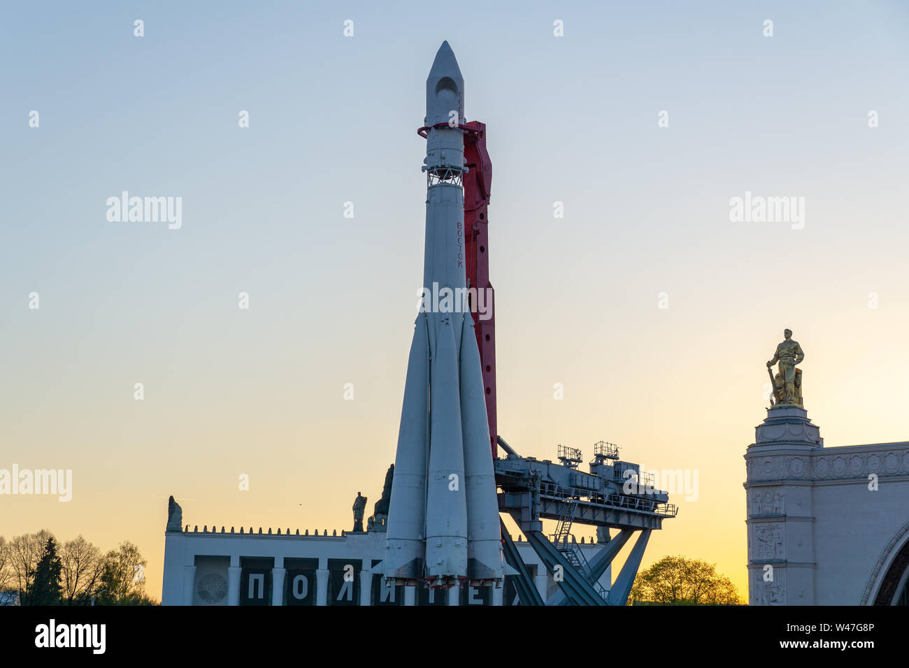 Mosca, Russia, Aprile 30, 2019: Russo navicella Vostok 1, monumento del primo razzo sovietico a VDNH. astronautica in URSS, storia di Gagarin è fl Foto Stock