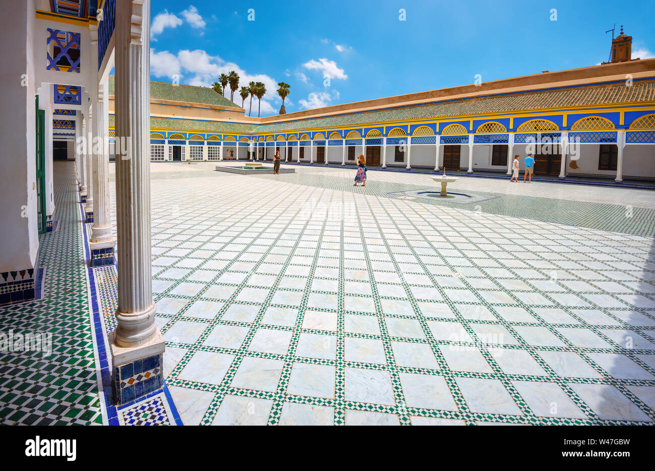 Bel cortile in antico Palazzo Bahia, una delle attrazioni principali. Marrakech, Marocco, Africa del Nord Foto Stock