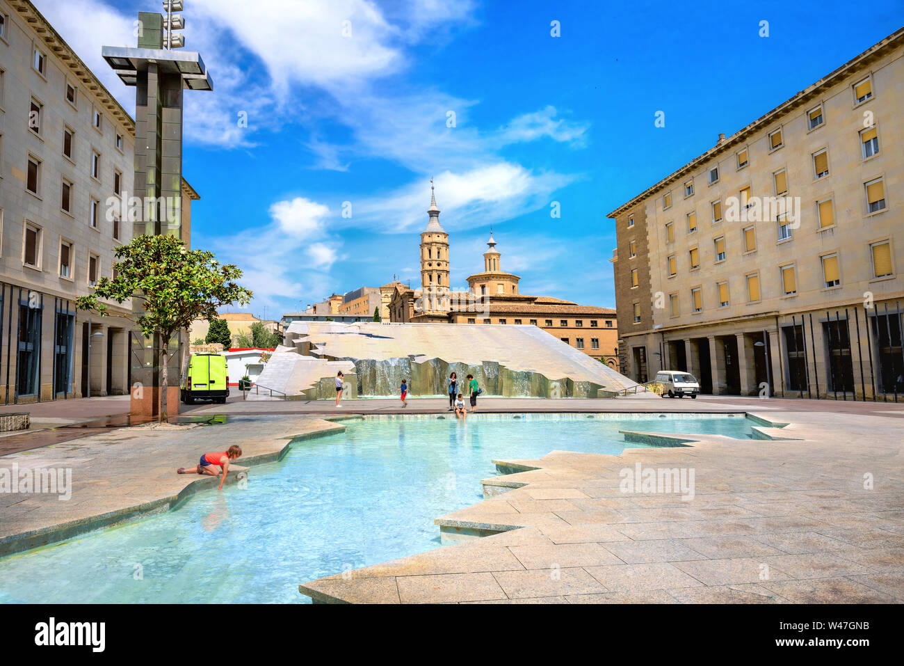 Paesaggio con la Fuente de la Hispanidad fontana sulla Plaza del Pilar nel centro citta'. Saragozza, Spagna Foto Stock