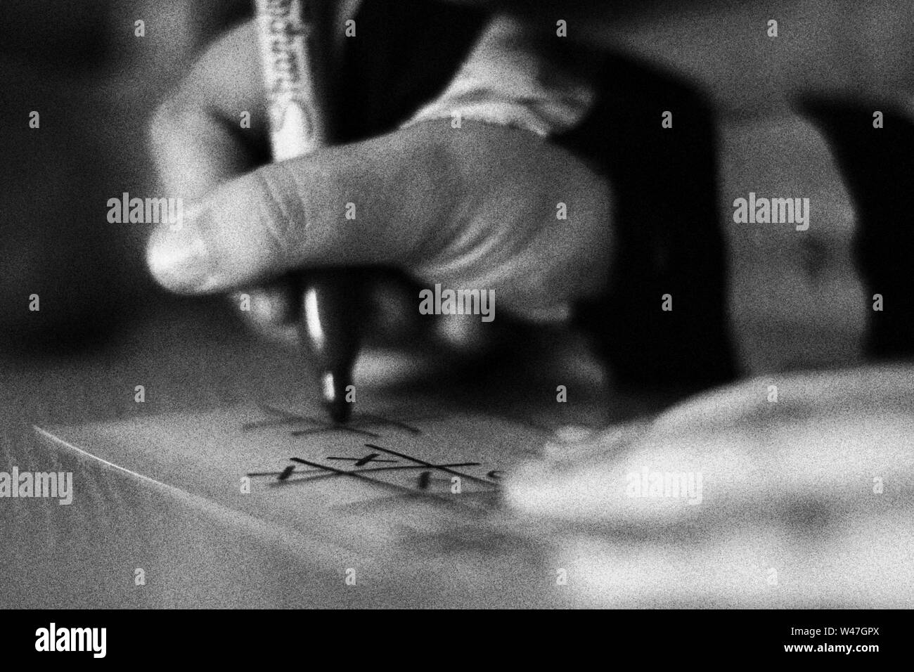 Persona scrittura e disegno in bianco e nero con grano Foto Stock