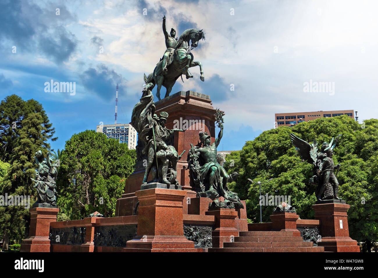 Vista della statua di San Martin in un parco di Buenos Aires, Argentina, contro un drammatico cielo blu. Foto Stock