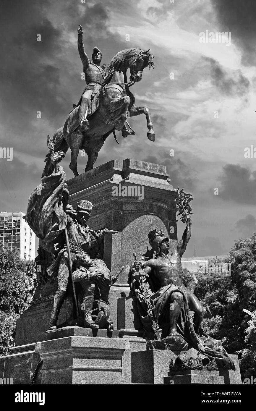 Verticale visualizzazione monocromatica della statua di San Martin in un parco di Buenos Aires, Argentina, contro un cielo drammatico. Foto Stock