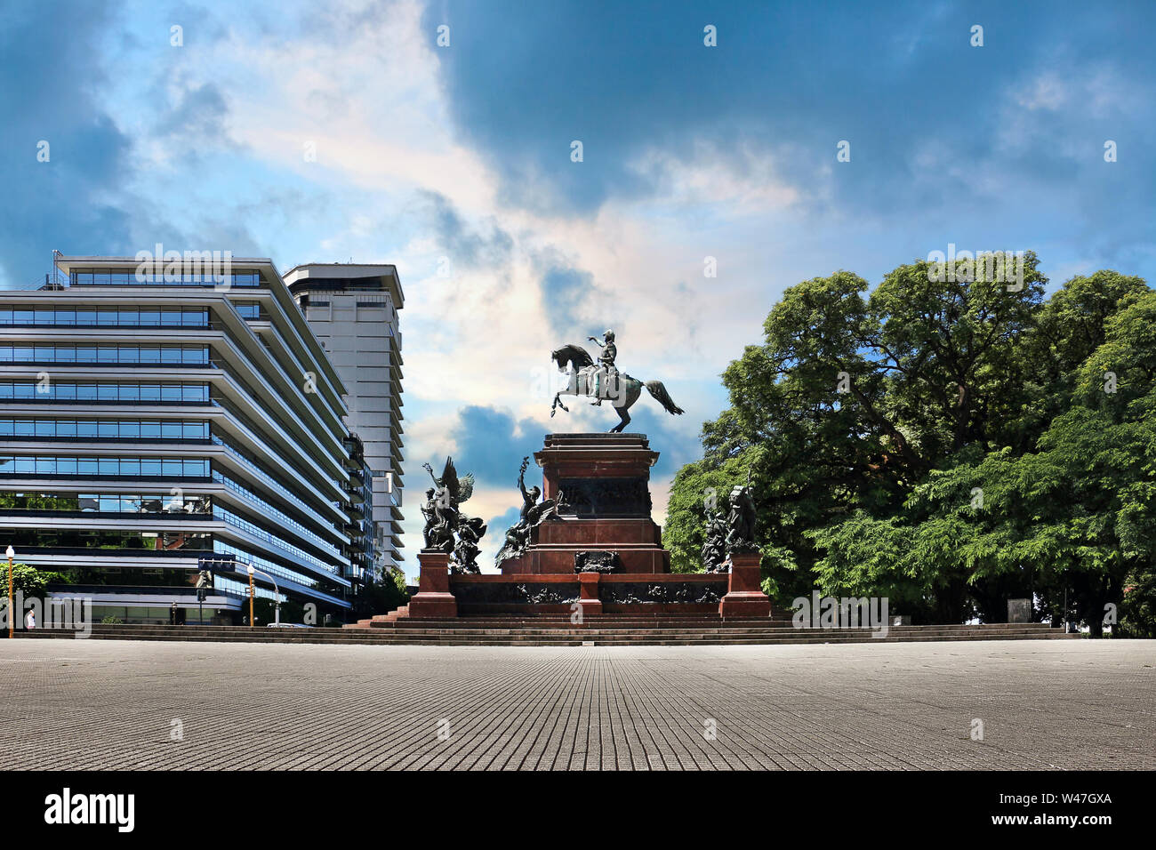 Vista della statua di San Martin in un parco di Buenos Aires, Argentina, contro un drammatico cielo blu. Foto Stock