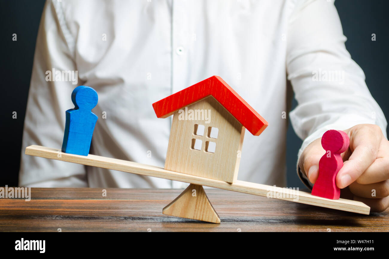 L'uomo promuove figure femminili superano il saldo della bilancia in suo favore. La separazione dei beni mobili e immobili dopo un divorzio avvocato servic Foto Stock