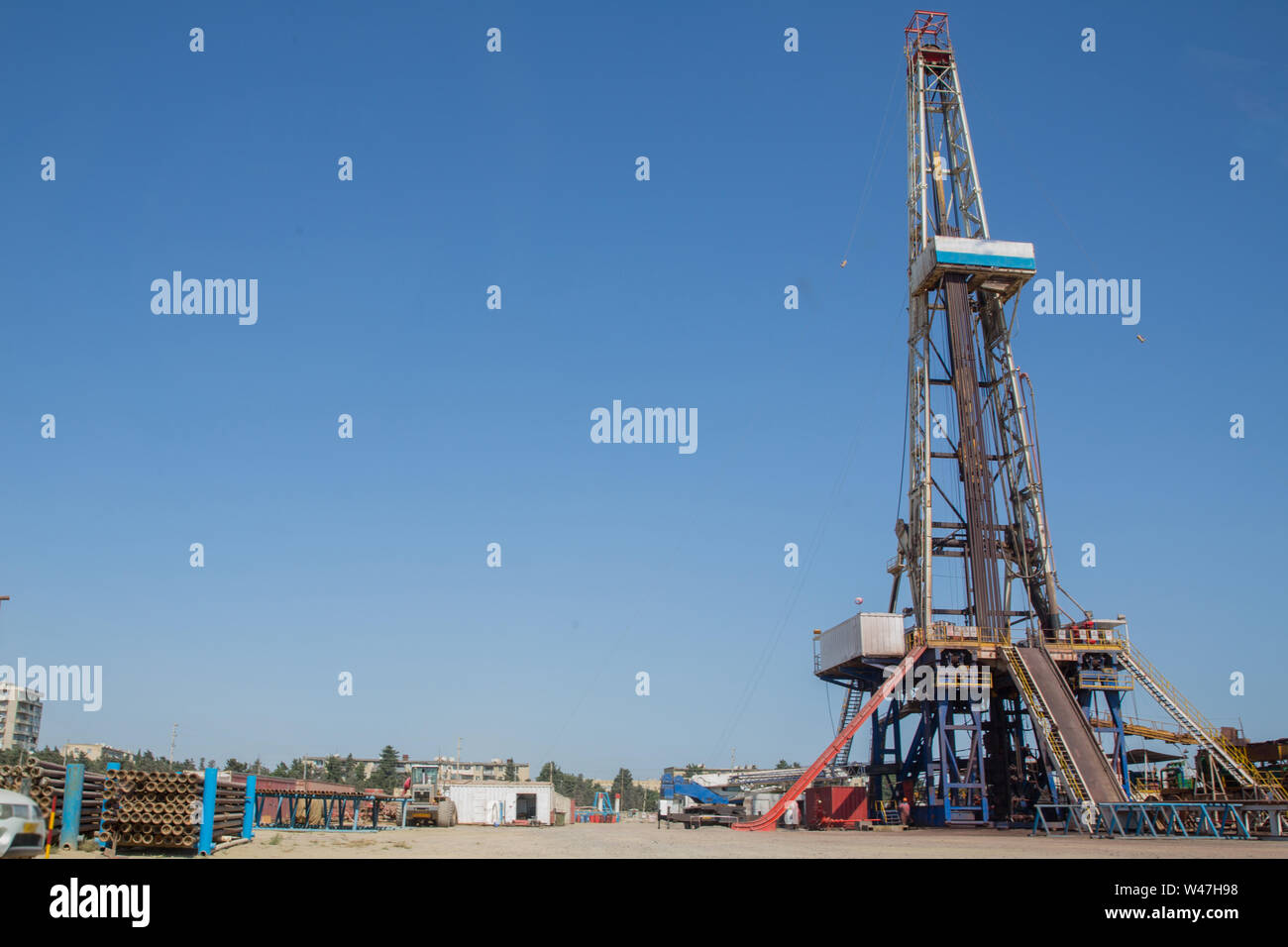 Petrolio e gas impianto di perforazione onshore dessert con drammatica cloudscape . Olio terra trivellatrice blue sky .terra rig durante l'operazione di foratura Foto Stock