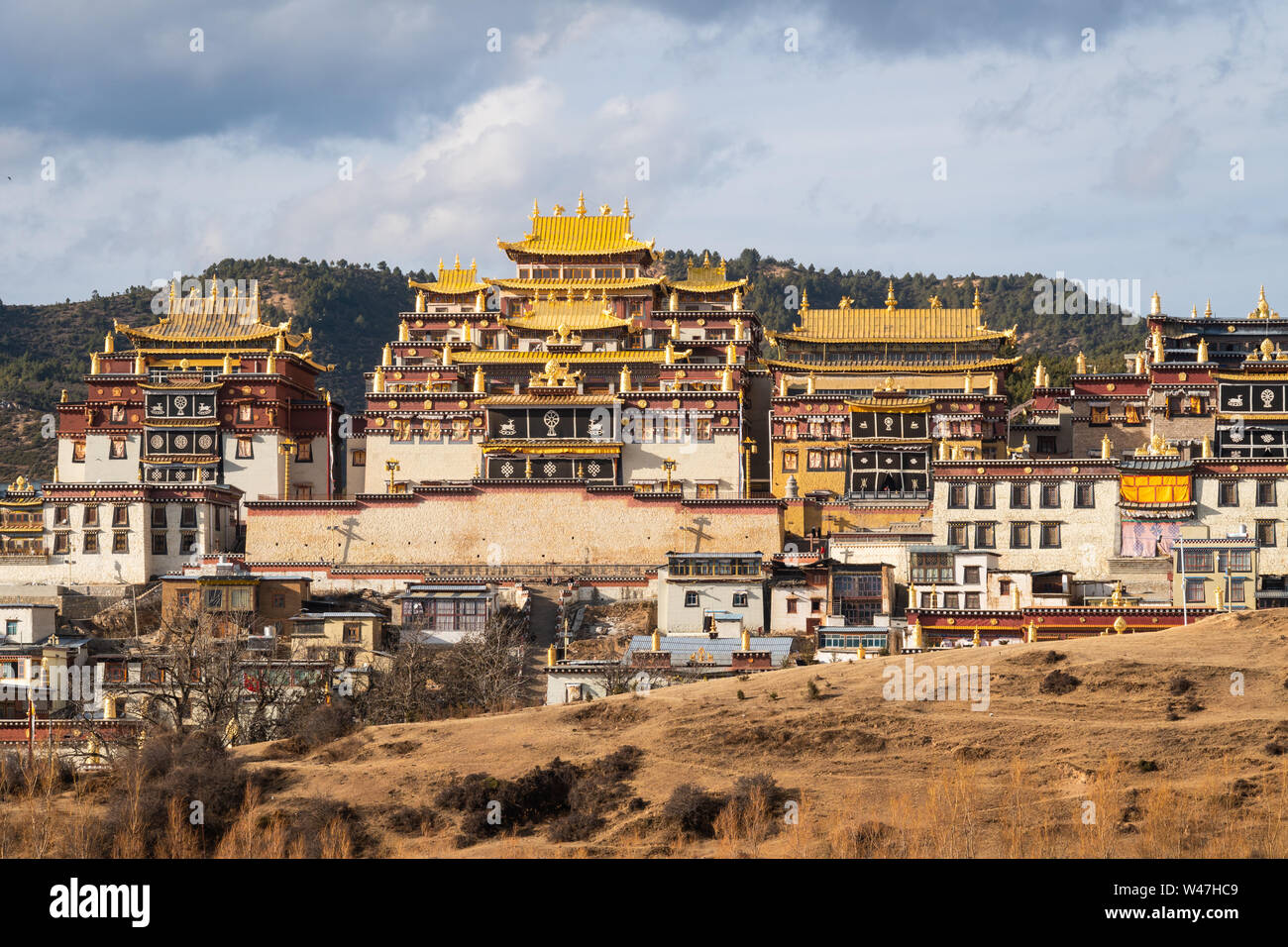 La splendida Songzanlin Buddista Tibetana monastero vicino Shangri La città vecchia nel nord dello Yunnan in Cina Foto Stock