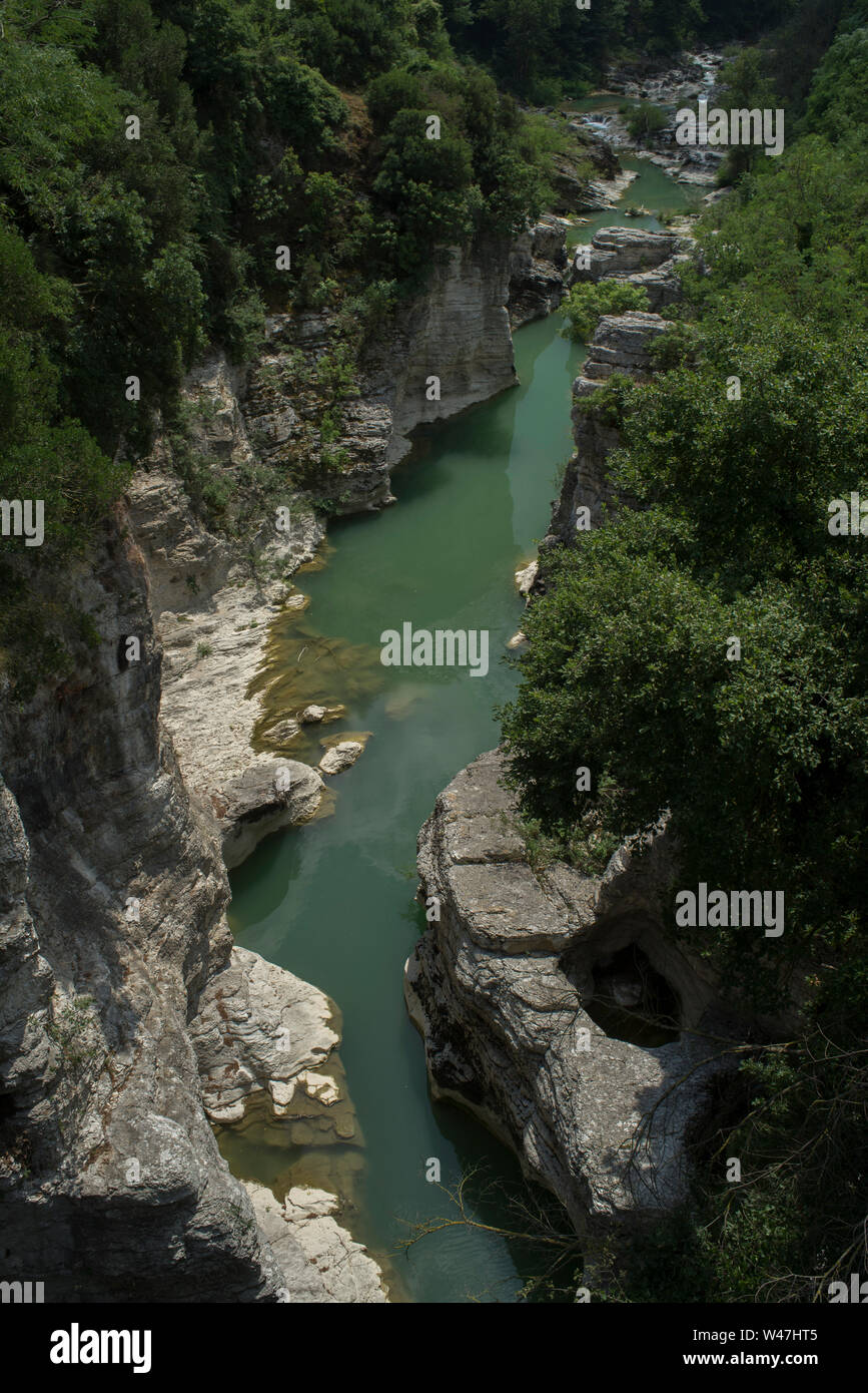 Marmitte dei Giganti canyon sul fiume Metauro, Fossombrone, Marche, Italia, Europa Foto Stock