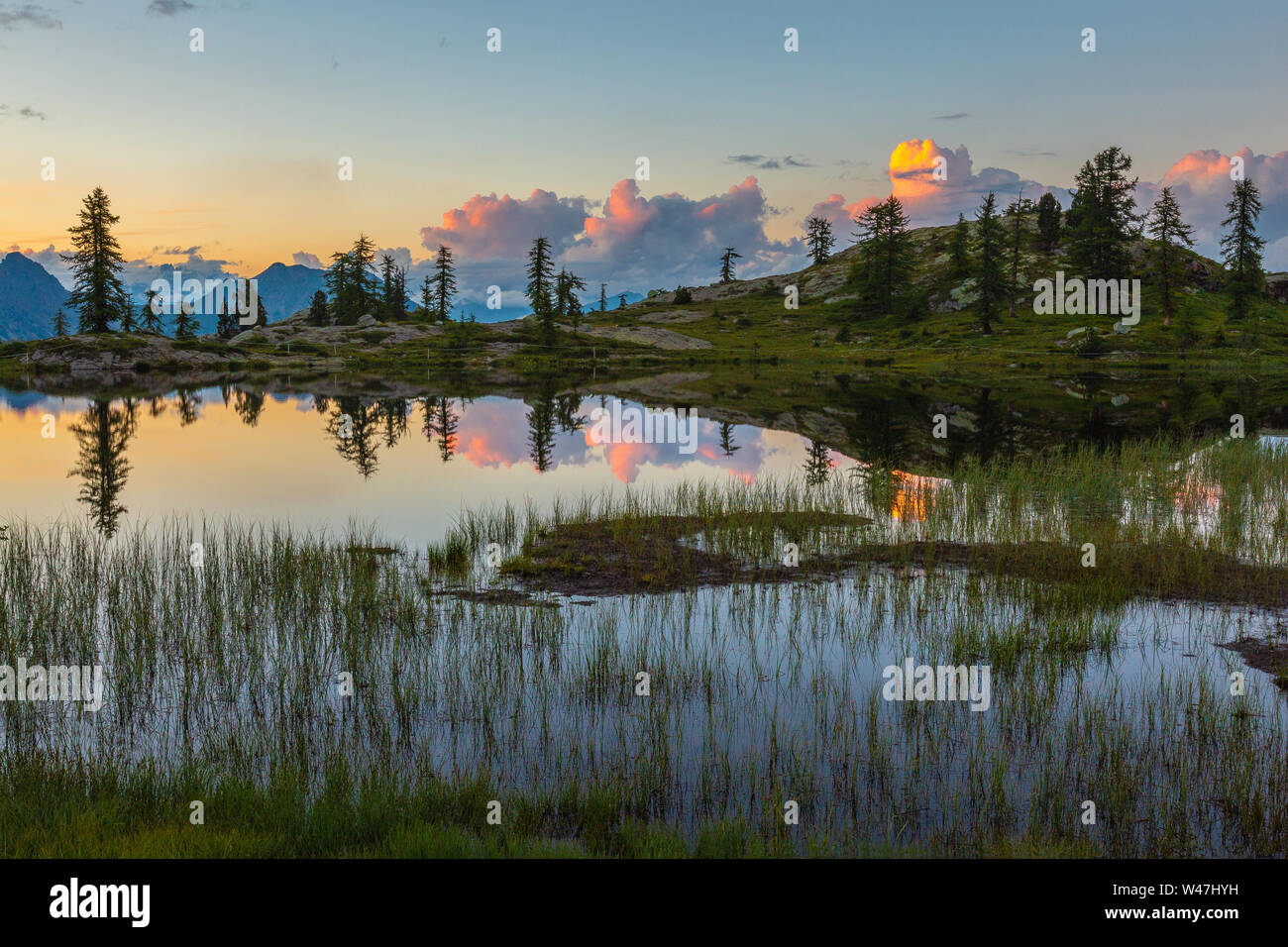 Lago Vallette al tramonto. Parco Naturale Mont Avic. Riflessioni sul lago. Valle d'Aosta. Alpi Italiane. Europa. Foto Stock