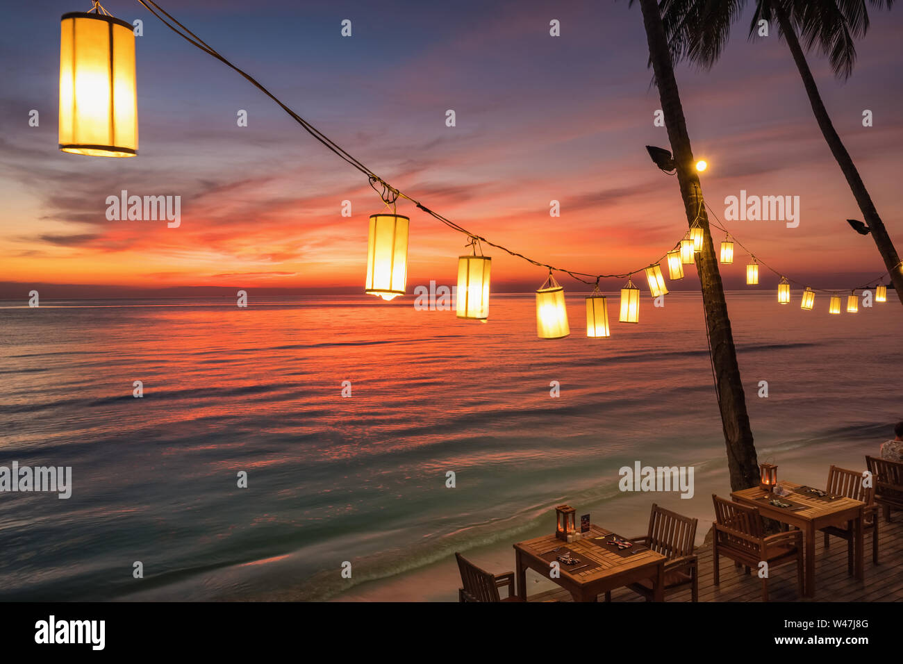 Romantico tramonto sulla riva di un'isola tropicale, Koh Chang, Thailandia. Outdoor cafe sulla spiaggia. Foto Stock