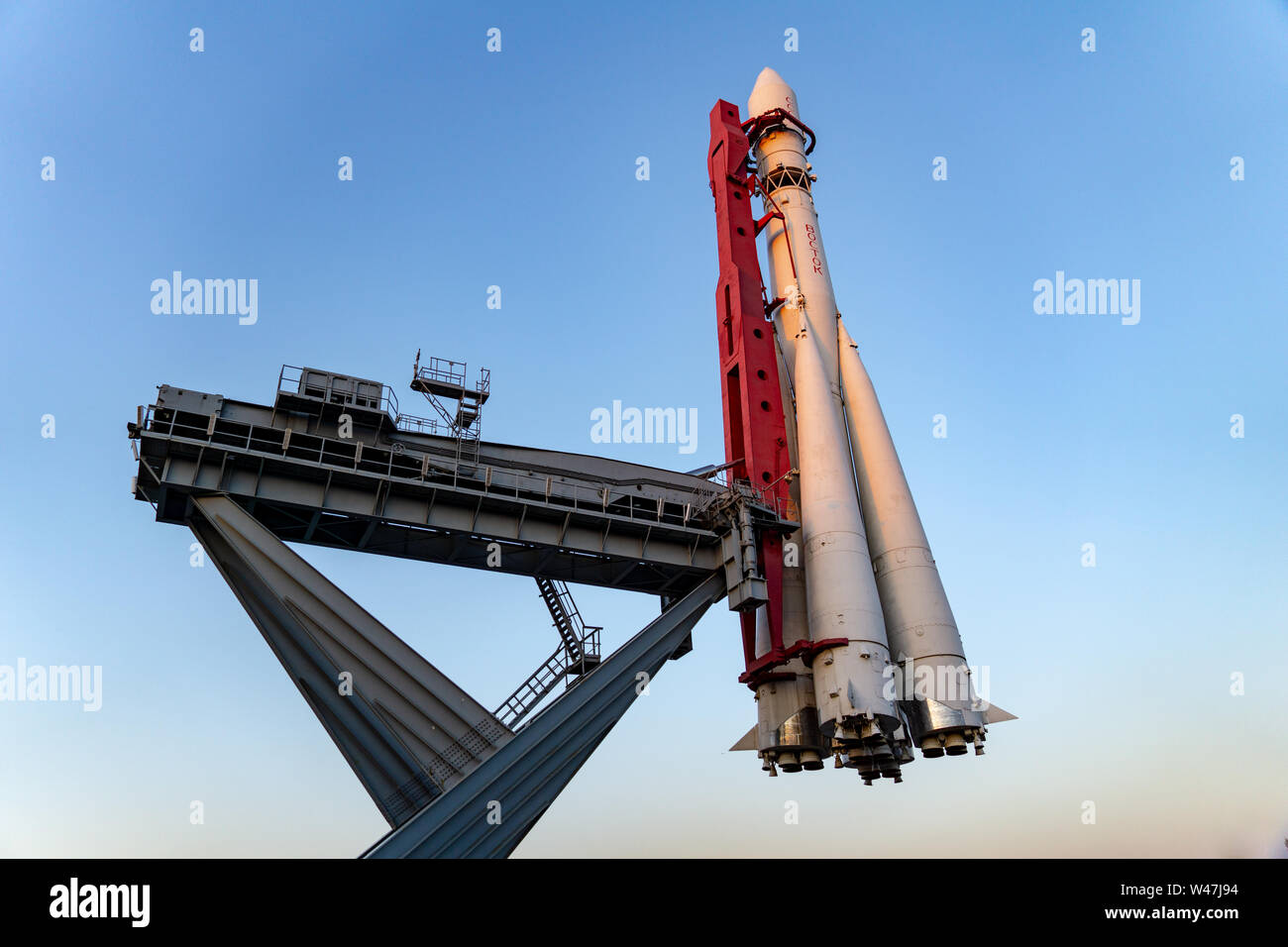 La riproduzione in scala della Vostok 1 rocket utilizzato da Yuri Gagarin nel primo volo spaziale, All-Russia Exhibition Centre, Mosca, Russia. Foto Stock