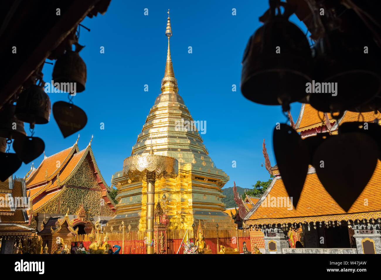 Golden chedi e ombrello in Wat Phra That Doi Suthep Temple, Chiang Mai, Thailandia Foto Stock