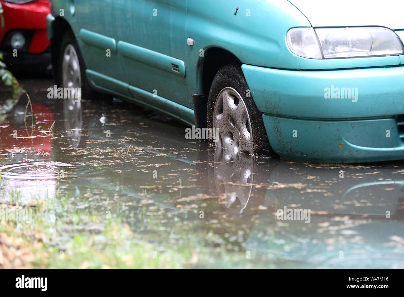 Amburgo, Germania. Il 20 luglio, 2019. Una vettura sorge in una grande pozza con l'accumulo di acqua piovana. Nel pomeriggio di sabato, un temporale hit anteriore Amburgo e Schleswig-Holstein. Credito: Bodo segna/dpa/Alamy Live News Foto Stock