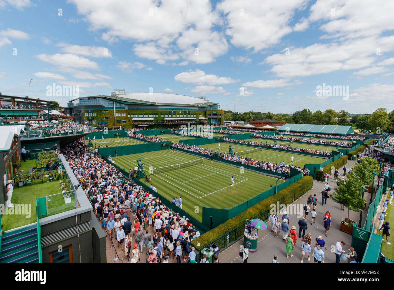 Vista generale del Centre Court e i campionati di Wimbledon 2019. Tenuto presso Il All England Lawn Tennis Club, Wimbledon. Foto Stock