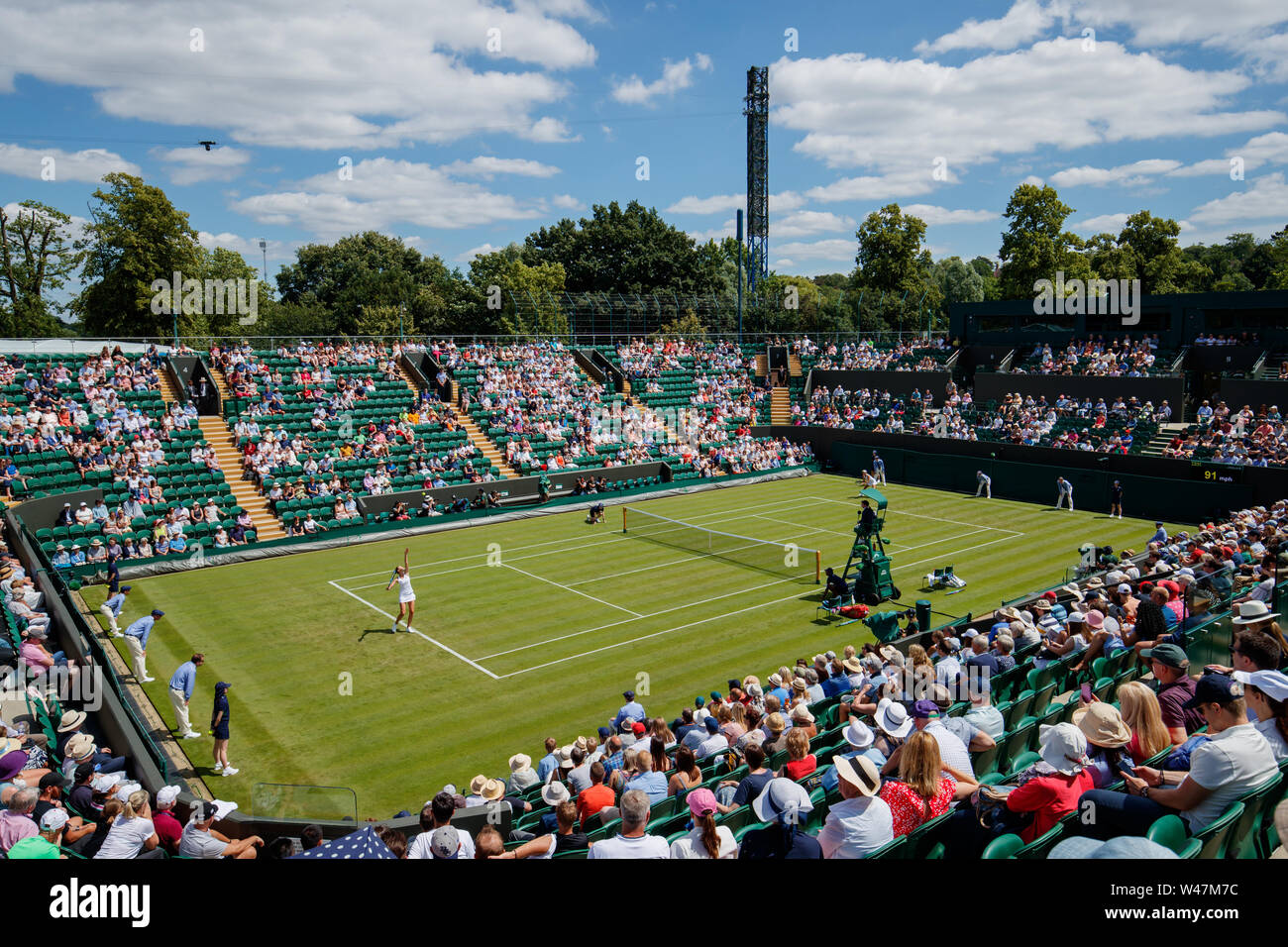 Vista generale della Corte 2 in corrispondenza dei campionati di Wimbledon 2019. Tenuto presso Il All England Lawn Tennis Club, Wimbledon. Foto Stock