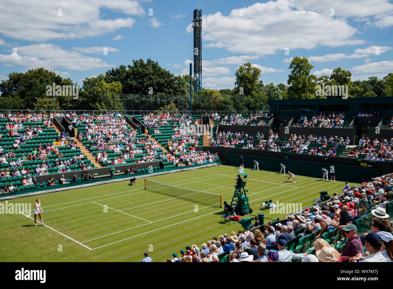 Vista generale della Corte 2 in corrispondenza dei campionati di Wimbledon 2019. Tenuto presso Il All England Lawn Tennis Club, Wimbledon. Foto Stock