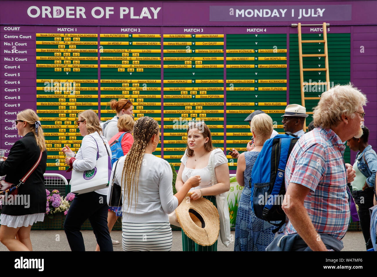 Ordine di gioco board presso i campionati di Wimbledon 2019. Tenuto presso Il All England Lawn Tennis Club, Wimbledon. Foto Stock