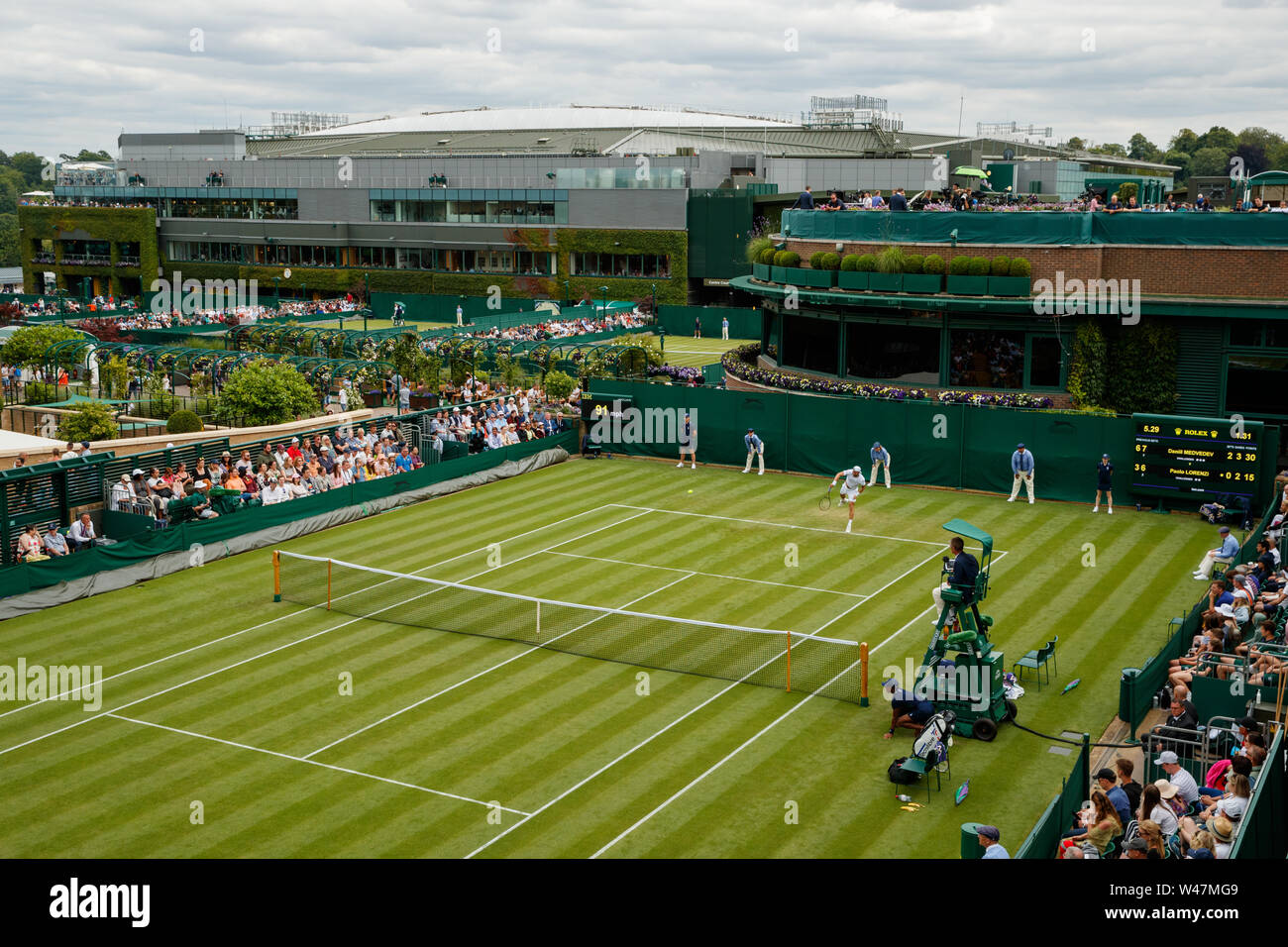Vista generale di Daniil Medvedev e Paolo Lorenzi, corte 18 e No.1 Corte presso i campionati di Wimbledon 2019. Tenuto presso Il All England Lawn Tennis Cl Foto Stock