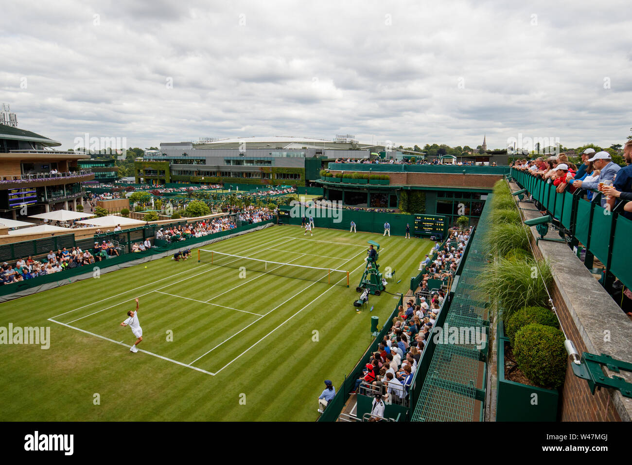 Vista generale di Daniil Medvedev e Paolo Lorenzi, corte 18 e No.1 Corte presso i campionati di Wimbledon 2019. Tenuto presso Il All England Lawn Tennis Cl Foto Stock