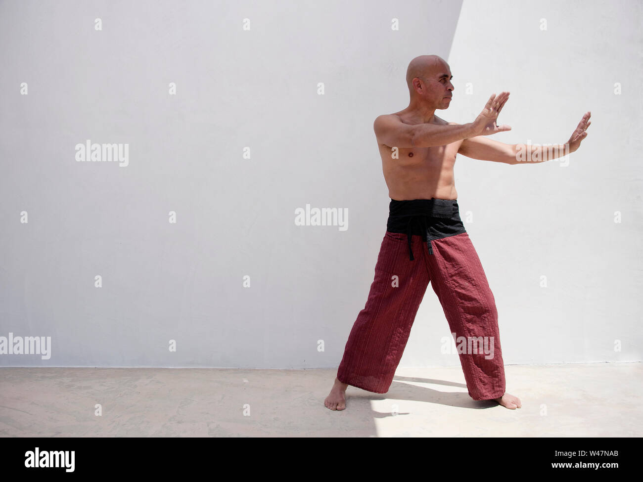 Arti marziali uomo pratica di mindfulness esercizi per armonizzare corpo mente. Foto Stock