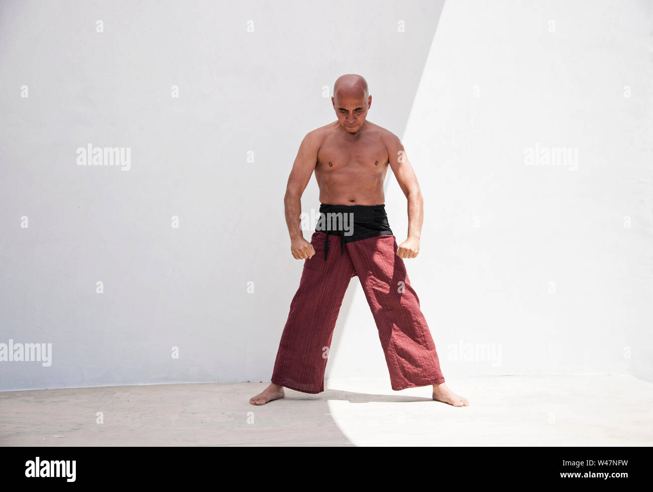 Arti marziali uomo pratica di mindfulness esercizi per armonizzare corpo mente. Foto Stock