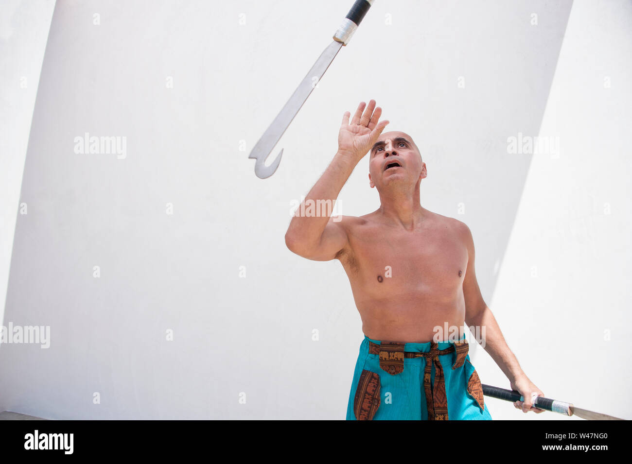 Arti marziali uomo con gancio spade. Foto Stock