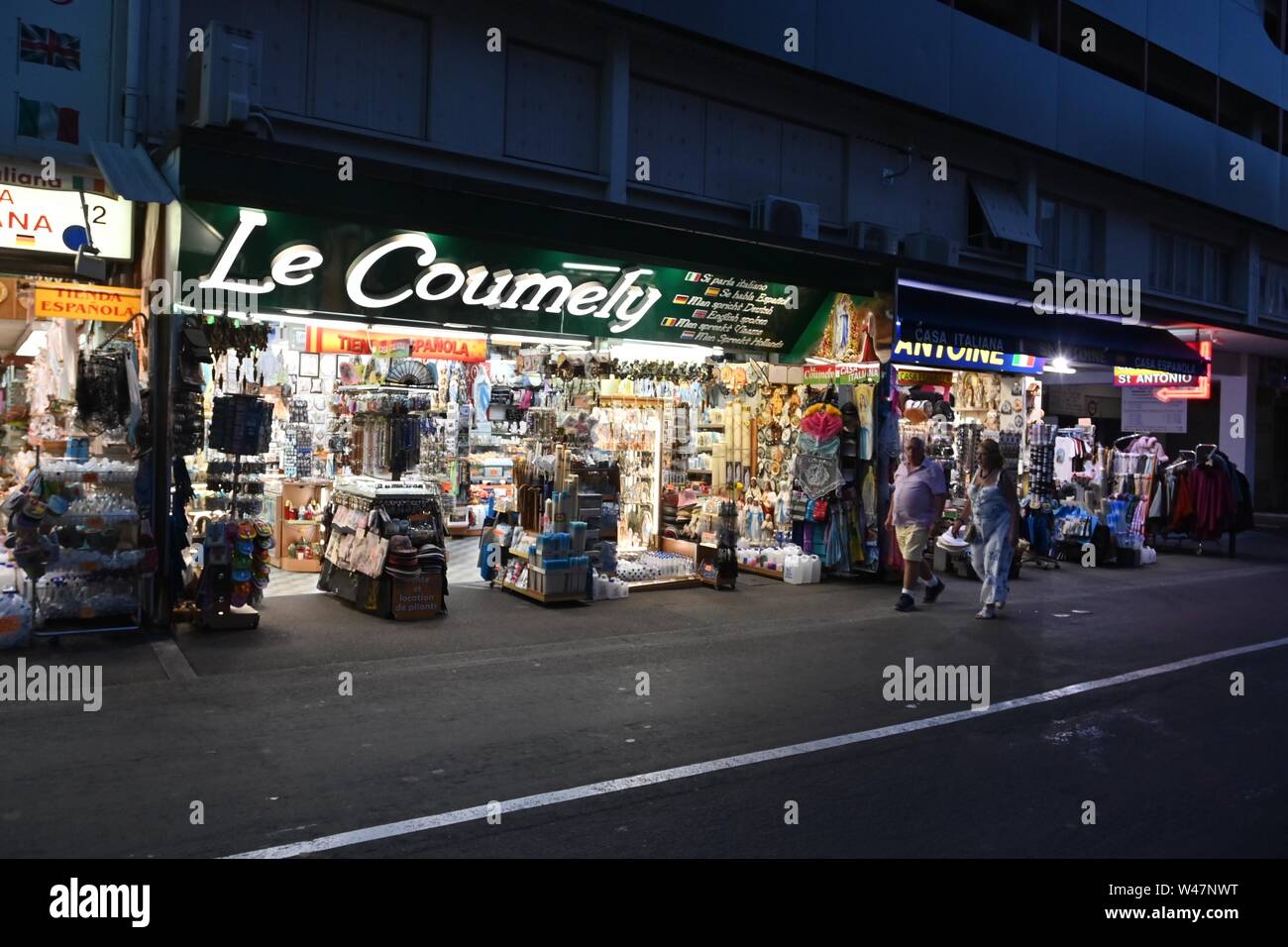 Negozio di souvenir e oggetti religiosi shop a Lourdes, Hautes Pirenei, Francia Foto Stock