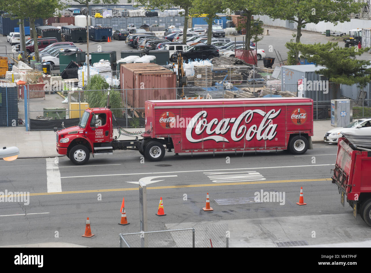 Coca-Cola consegna carrello con il suo classico logo lungo il lato. Surf Avenue, Coney Island, Brooklyn, New York. Foto Stock