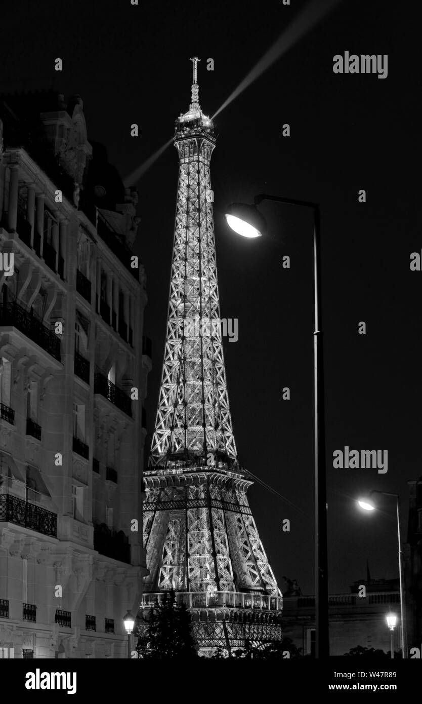 La torre Eiffel di notte Foto Stock