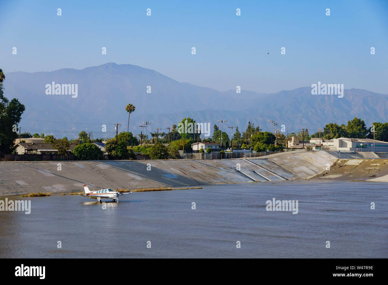 Aereo è atterrato a Rio Hondo lavare canal a El Monte, nella contea di Los Angeles Foto Stock