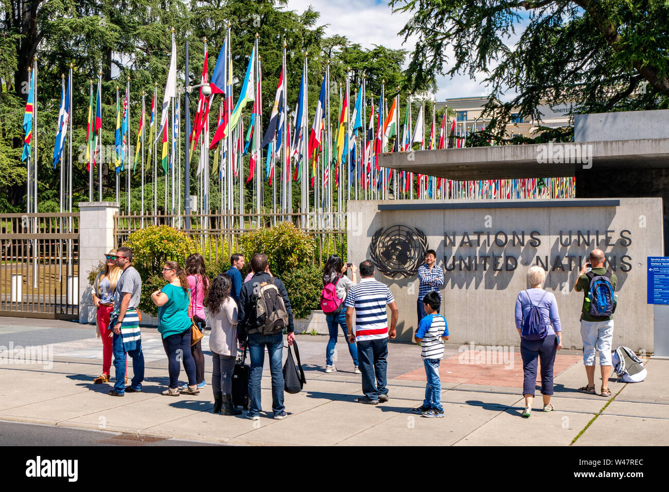 I turisti di fronte all'entrata principale sulla Place des Nations di fronte all'entrata principale dell Organizzazione delle Nazioni Unite a Ginevra, Switzerlant Foto Stock