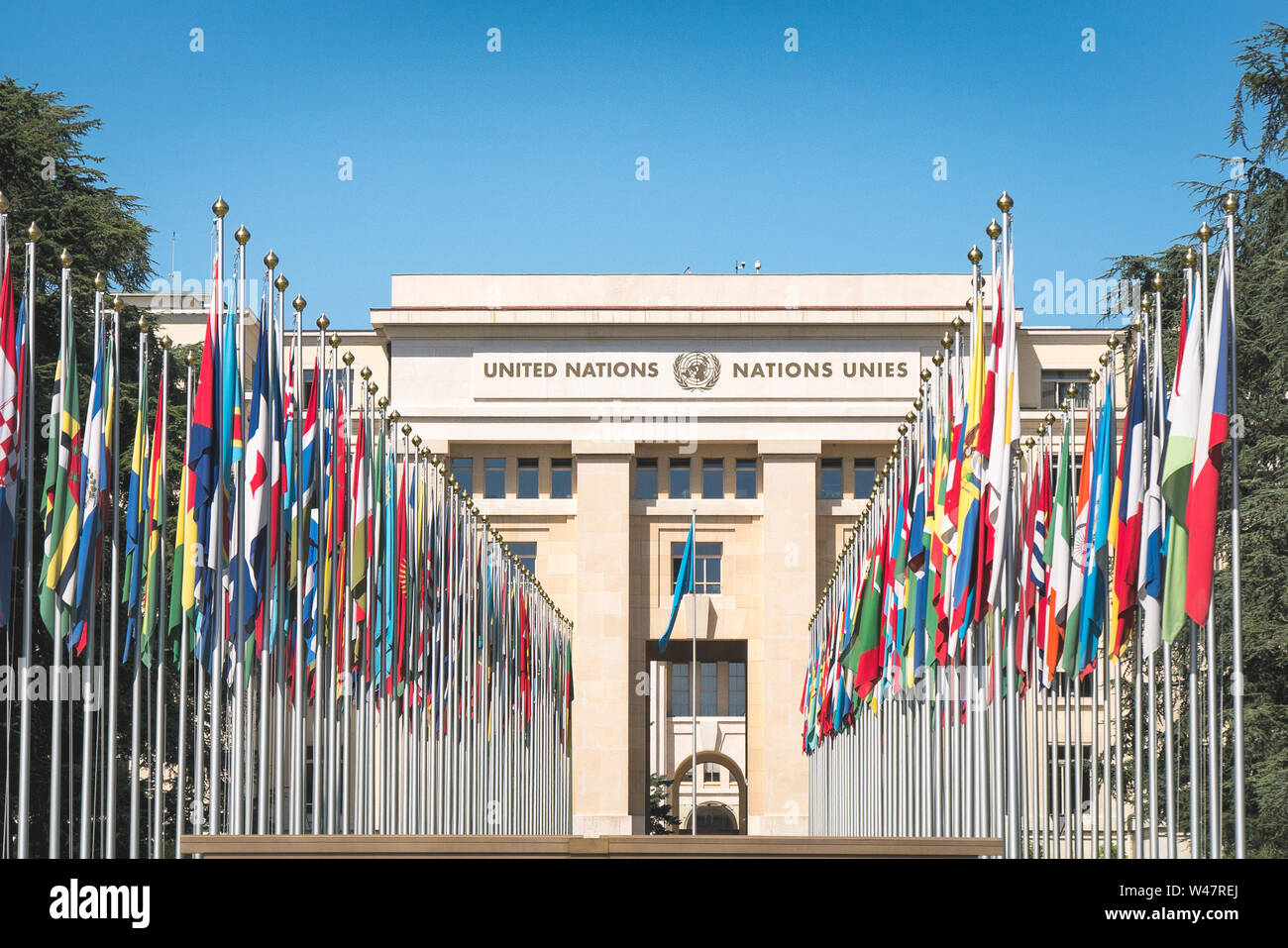 Gli stati membri delle Nazioni Unite le bandiere di fronte all'Ufficio delle Nazioni Unite a Ginevra in background. Palazzo delle Nazioni, Ginevra, Svizzera Foto Stock