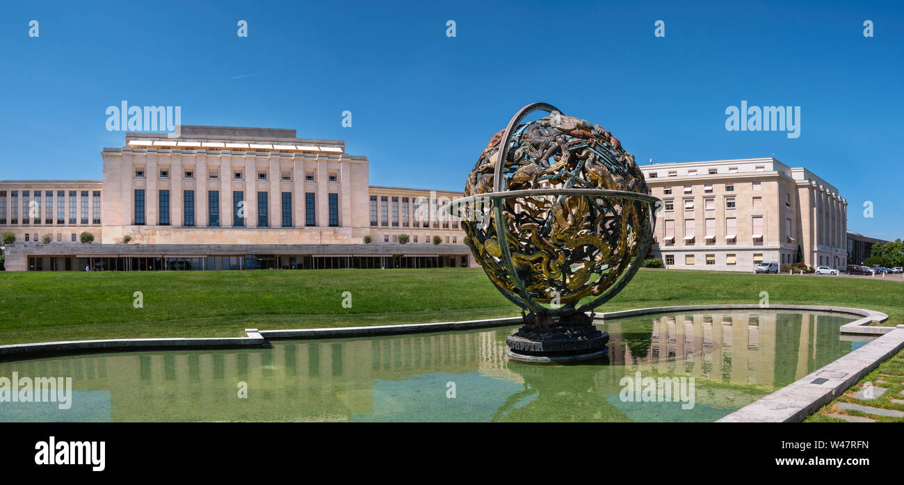 La scultura "sfera armillare' (sfera celeste) nella parte anteriore del Palazzo delle Nazioni edificio. Ufficio delle Nazioni Unite a Ginevra, Svizzera Foto Stock