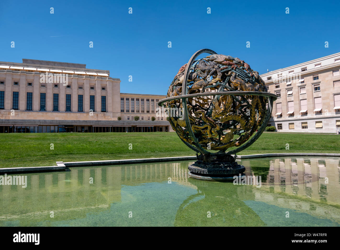 La scultura "sfera armillare' (sfera celeste) nella parte anteriore del Palazzo delle Nazioni edificio. Ufficio delle Nazioni Unite a Ginevra, Svizzera Foto Stock
