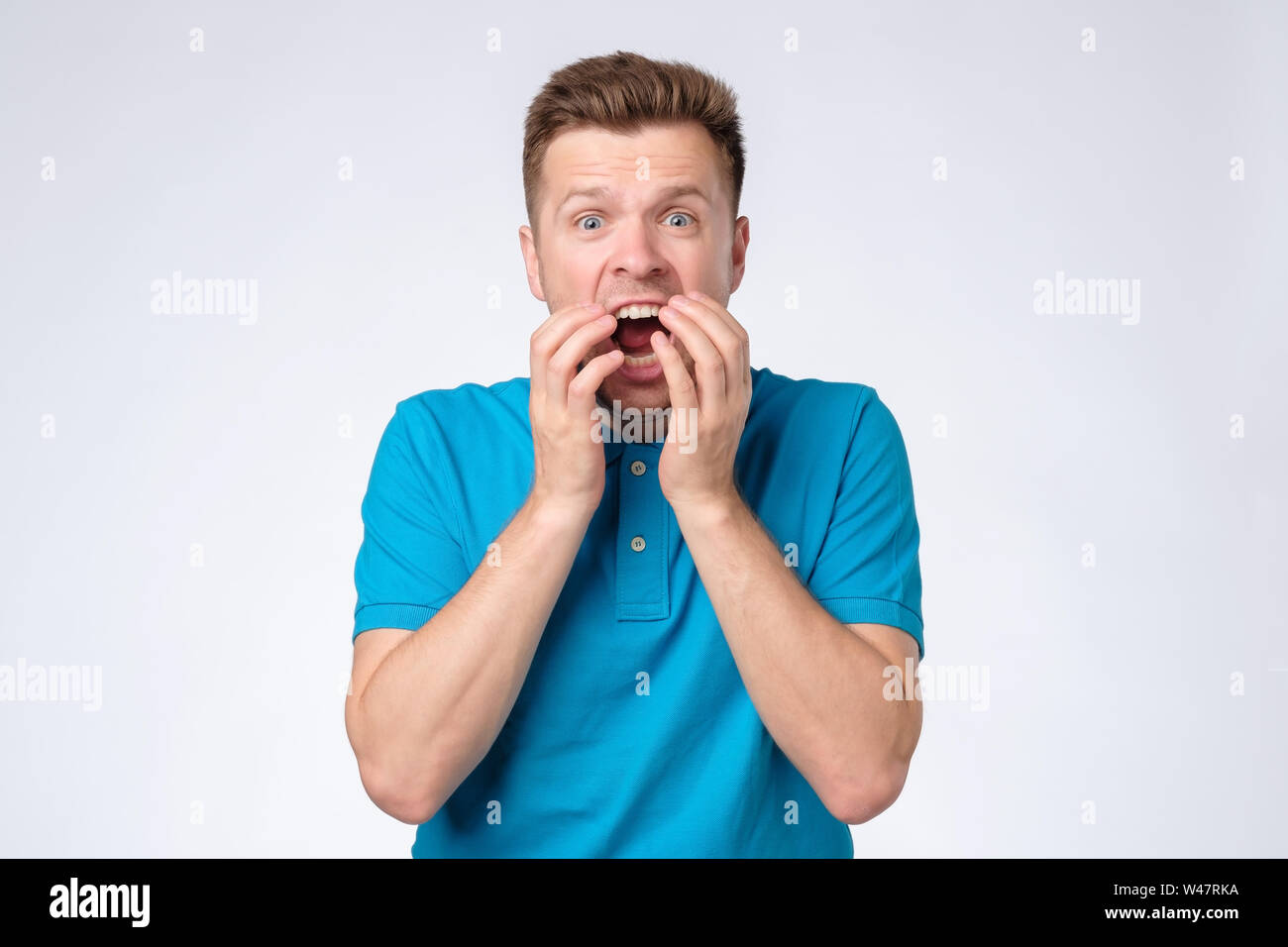 Giovani sconvolto l'uomo sperimenta profonda di stupore e di paura Foto Stock