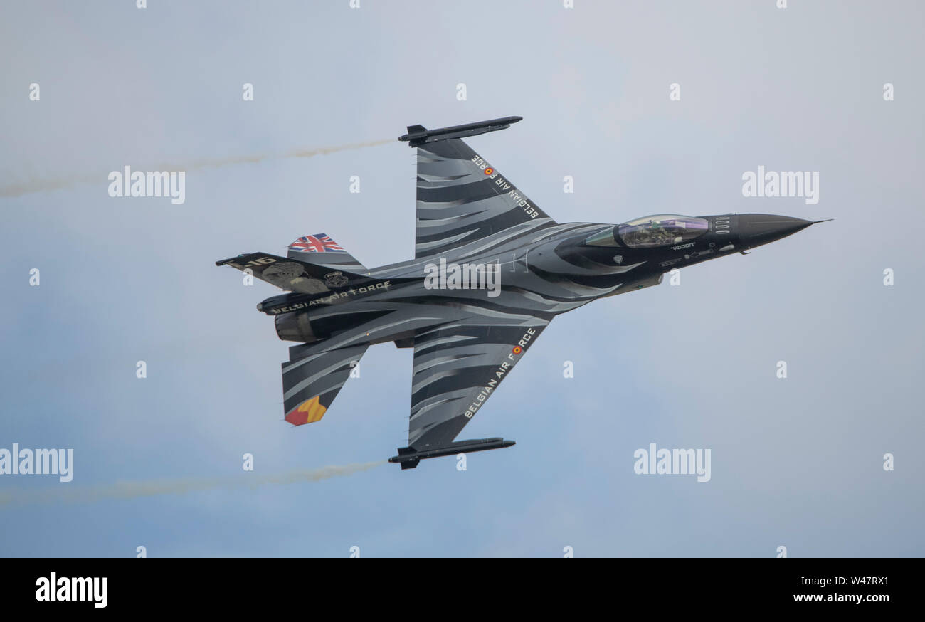 RAF Fairford, Glos, Regno Unito. Il 20 luglio 2019. Il giorno 2 del Royal International Air Tattoo (RIAT) con velivoli militari provenienti da tutto il mondo per assemblaggio di più grande del mondo con airshow a pieno schermo volanti in buone condizioni atmosferiche. Immagine: belga componente aria F-16 Fighting Falcon dimostrazione. Credito: Malcolm Park/Alamy Live News. Foto Stock