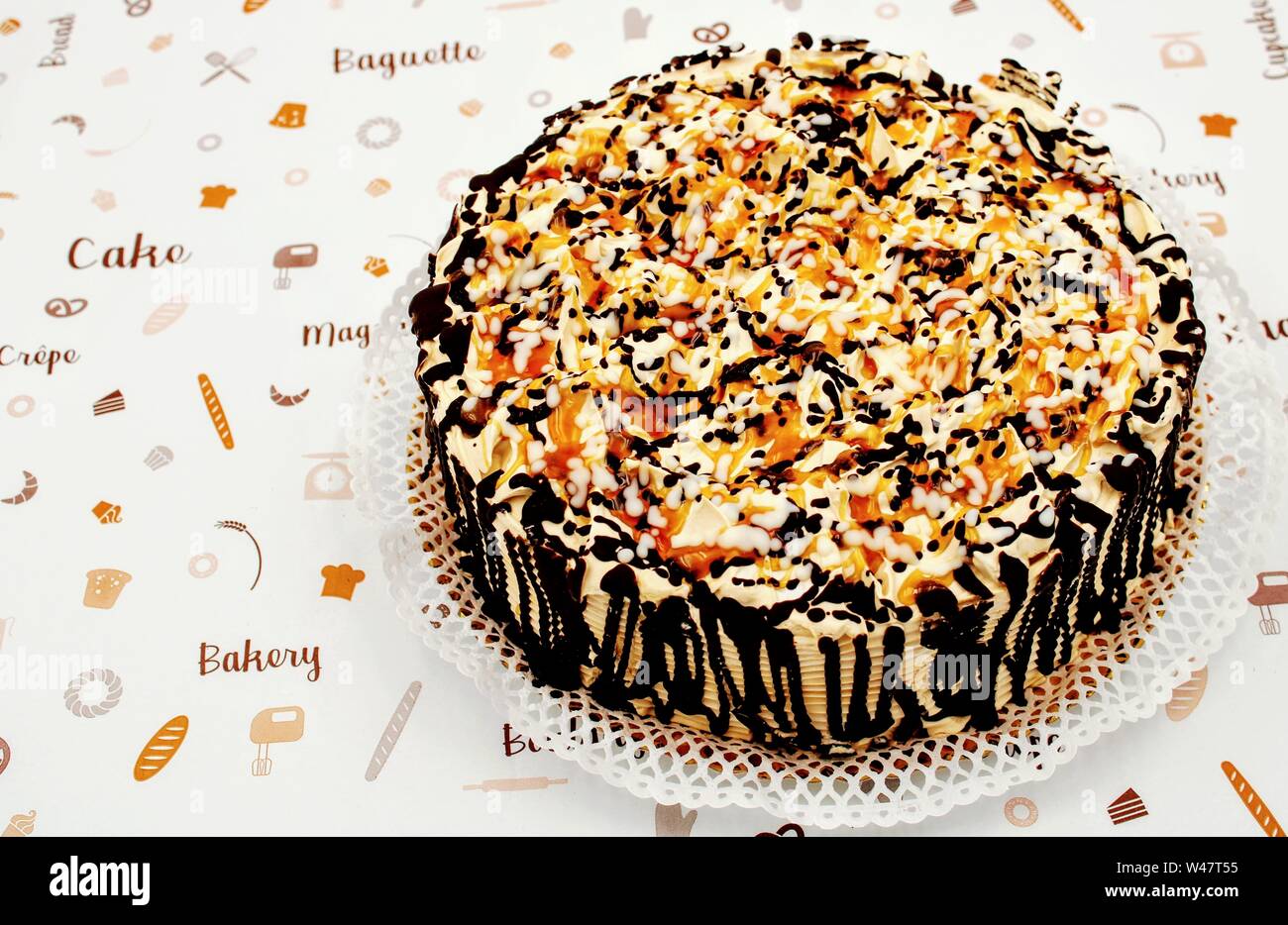 La torta di panna di bianco e nero con decorazione di cioccolato e sciroppo di caramello Foto Stock