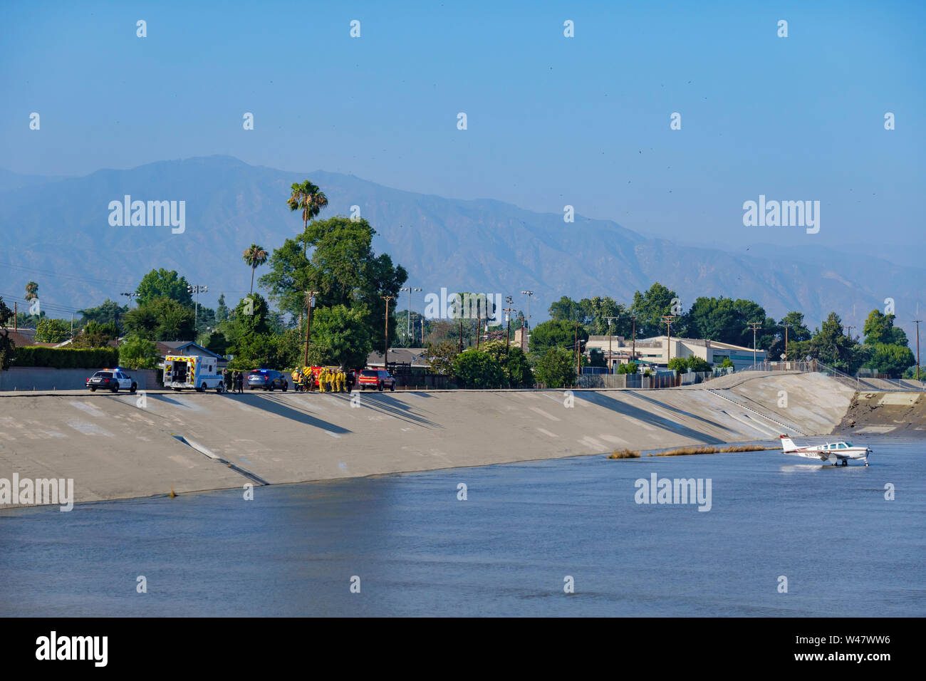 El Monte, giu 27: aereo è atterrato a Rio Hondo lavare canal, e la polizia erano firefigther standby sul giu 27, 2019 a El Monte, nella contea di Los Angeles Foto Stock