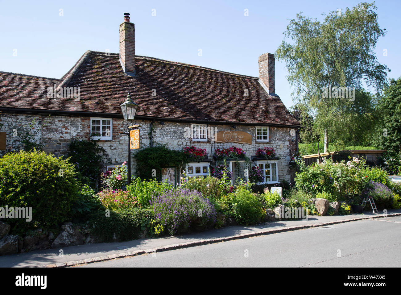 La Henge Shop è un indipendente negozio di vendita al dettaglio si trova nel centro di Avebury, WILTSHIRE REGNO UNITO home la più grande del mondo preistorico cerchio di pietra. Foto Stock