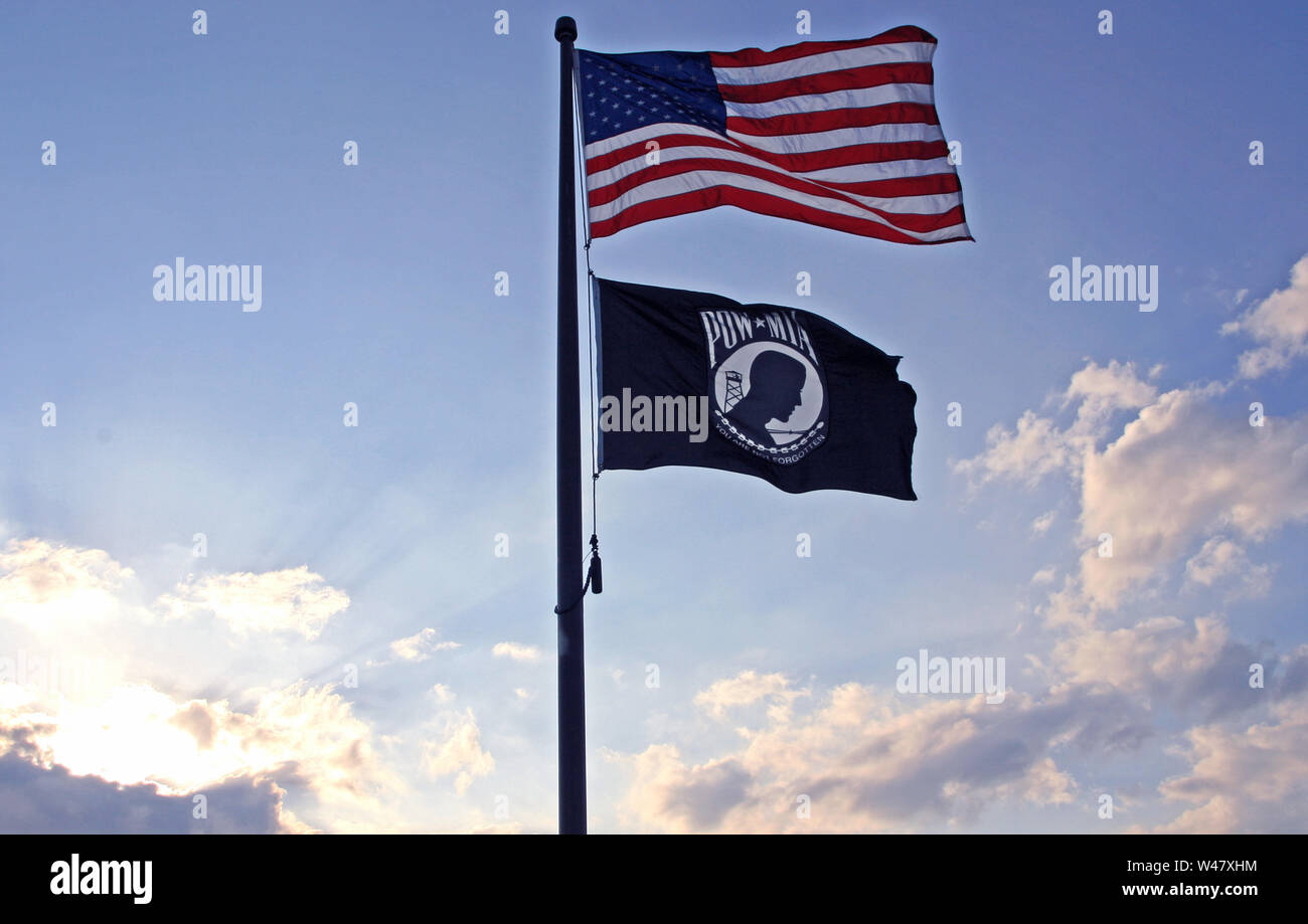 Stati Uniti d'America bandiera americana e POW bandiera insieme blu cielo nuvole bianche Foto Stock