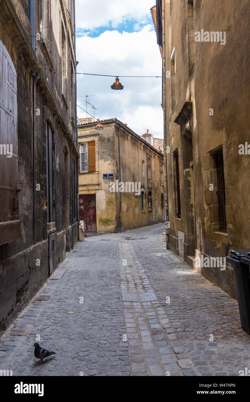 Bordeaux, Francia - 5 Maggio 2019: vista di una strada stretta con i vecchi edifici residenziali nel centro storico di Bordeaux, Francia Foto Stock